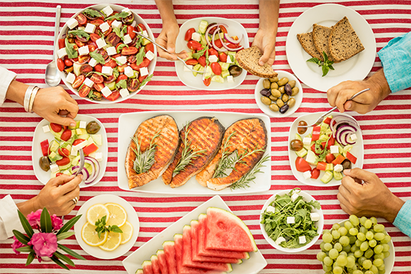 Friends eat a healthy meal